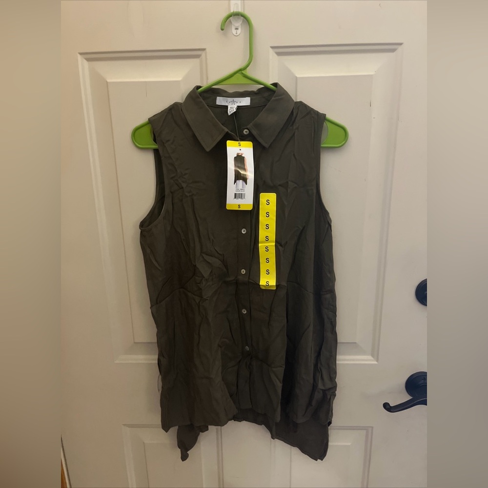Woman’s Size S Top NWT.